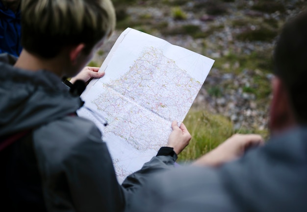 Photo woman searching for her location on a map