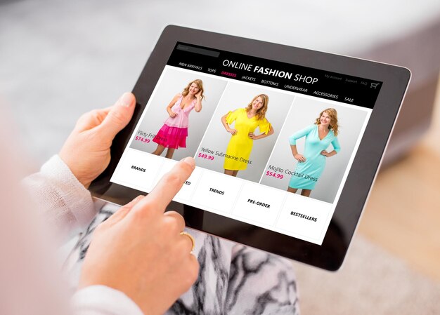 Photo woman shopping online for new dress