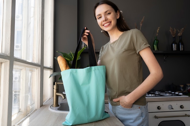 Photo woman shopping with fabric tote bag