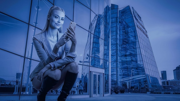 Photo a woman sits in front of a building with a building in the background