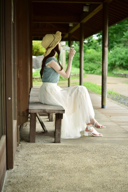 Photo woman sitting on bench in park