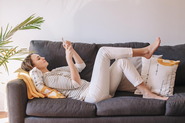 Photo woman sitting on sofa at home