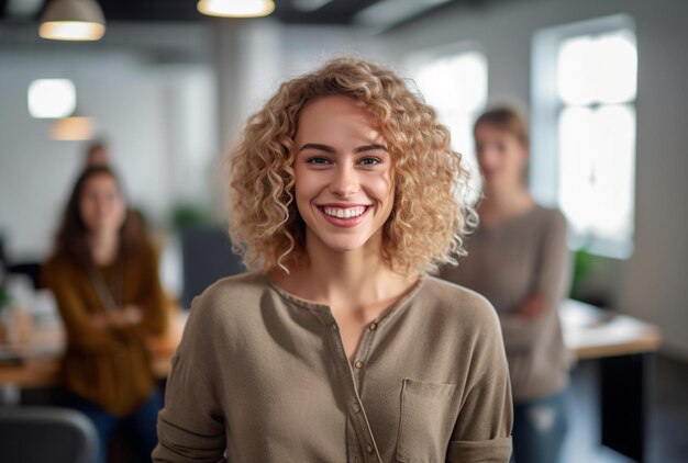 Photo a woman smiles with a group of people in the background.