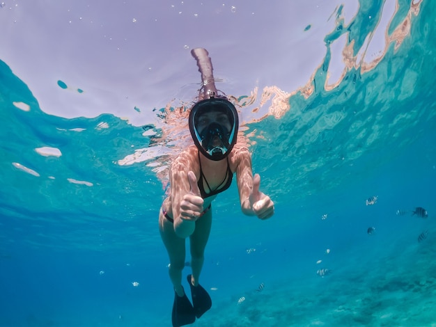 Photo woman snorkeling and free diving to red sea coral reef