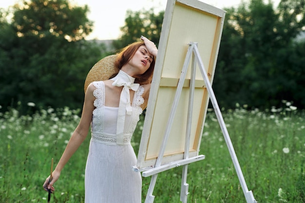 Photo woman standing against the wall