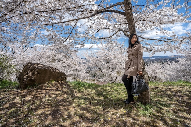 Photo woman standing by tree