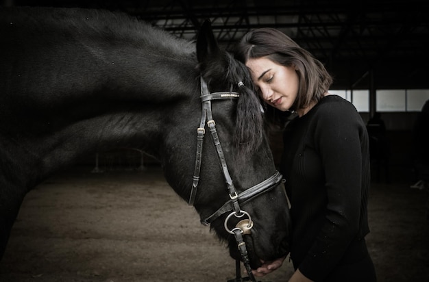 Photo woman standing with horse