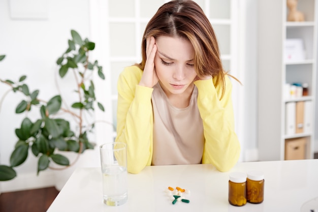 Photo woman suffering from headache