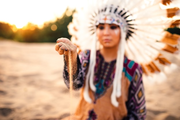 Photo woman in suit of american indian on sunset