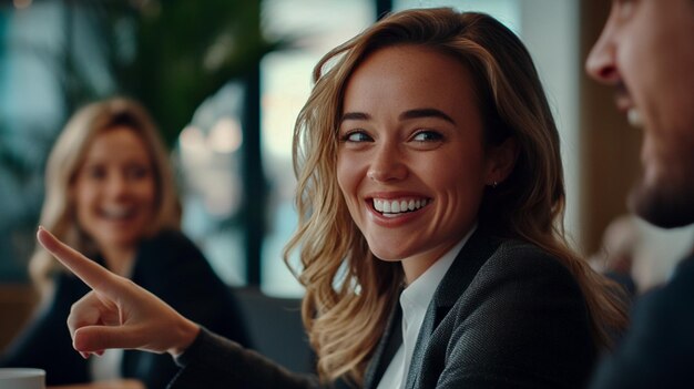 Photo a woman in a suit is smiling and holding a remote control