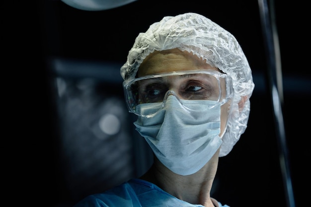 Photo woman surgeon wearing mask in operating room