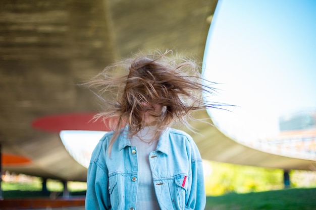 Photo woman tossing hair while standing outdoors