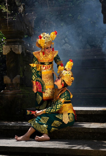 Photo woman in a traditional balinese dancing costume in ubud bali indonesia