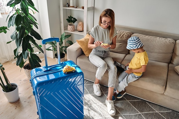 A woman trying buy airline tickets online using mobile phone family cannot leave due to lack of air