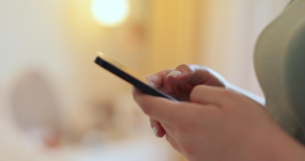 Photo woman using texting mobile phone or chat in home morning close up of young woman hand technology communication concept