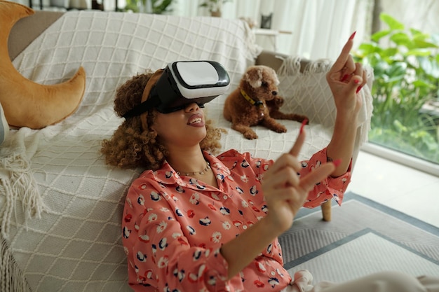 Photo woman in vr glasses playing video games