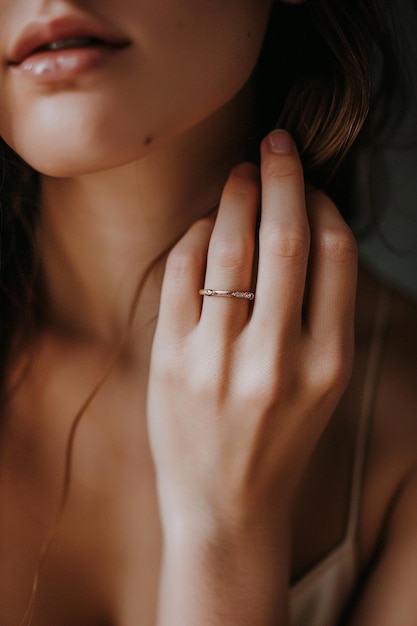 Photo a woman wearing a gold ring is posing for a photo