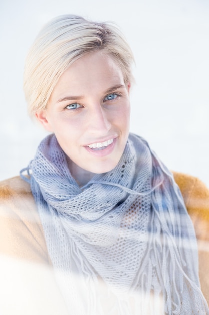 Woman wearing a grey scarf