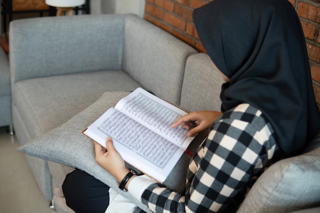 Photo woman wearing hijab reading quran