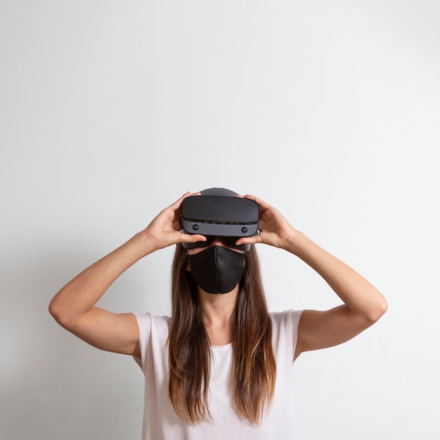 Photo woman wearing mask with virtual reality headset