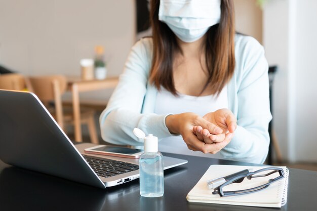 Woman wearing mask working on a computer