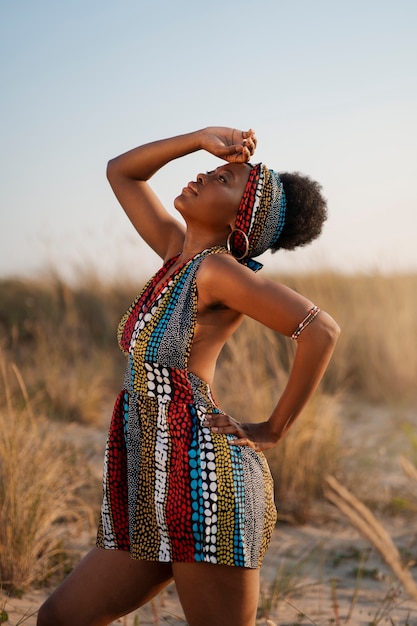 Photo woman wearing native african clothing in an arid environment