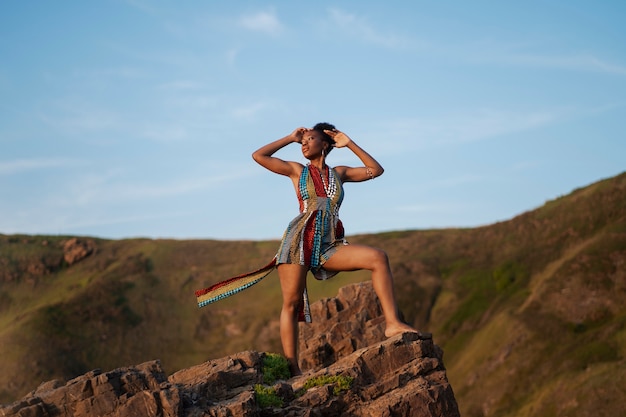 Photo woman wearing native african clothing on mountain