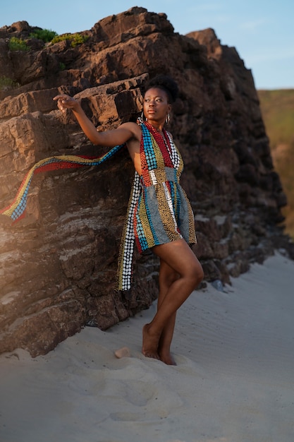 Photo woman wearing native african clothing on mountain