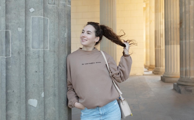 Photo a woman wearing a sweater that says'do not touch the wall'on it