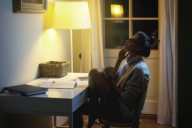 Photo woman wearing a warm woolen sweater is reading book