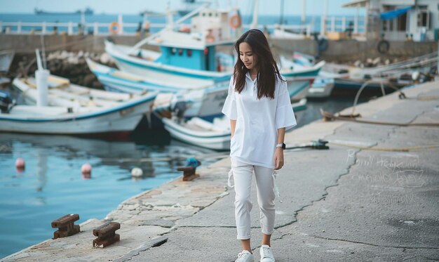 Photo a woman wearing a white shirt that says  t - shirt