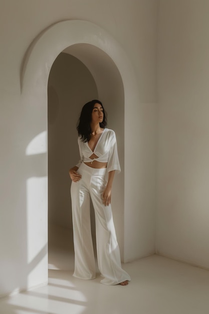 Photo woman in white outfit with architectural