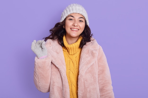 Photo woman in winter fur coat showing ok sign with fingers