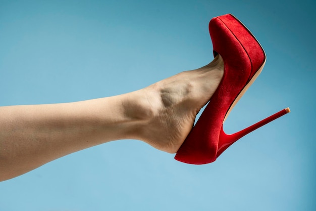 Photo woman with beautiful legs wearing red high hills.