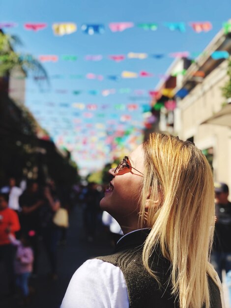 Photo woman with blond hair standing in city