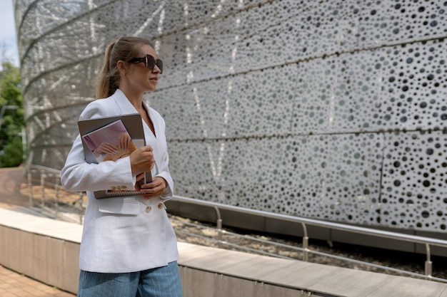 Photo a woman with a book in her hand is holding a book