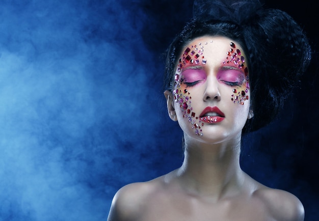 Photo woman with bright artistic make-up