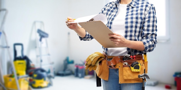 Photo woman with clipboard pencil and working tools