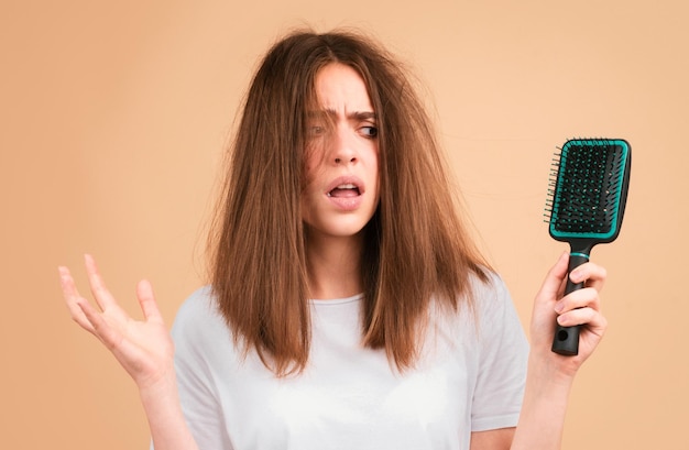 Photo woman with comb and problem hair hair care and hair loss concept