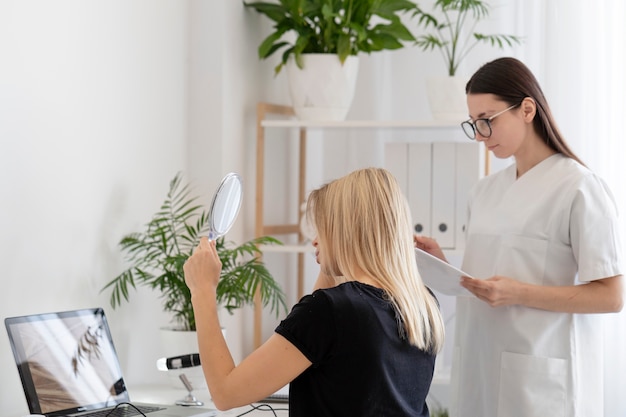 Photo woman with dandruff issues looking in mirror