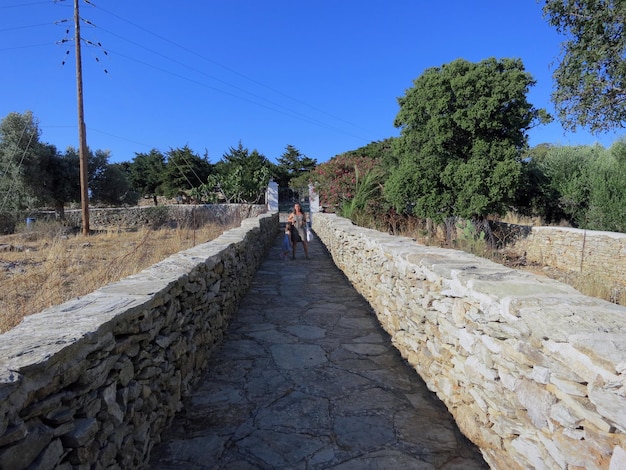 Photo woman with daughter on footpath against clear blue sky