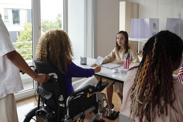 Photo woman with disability voting in centre