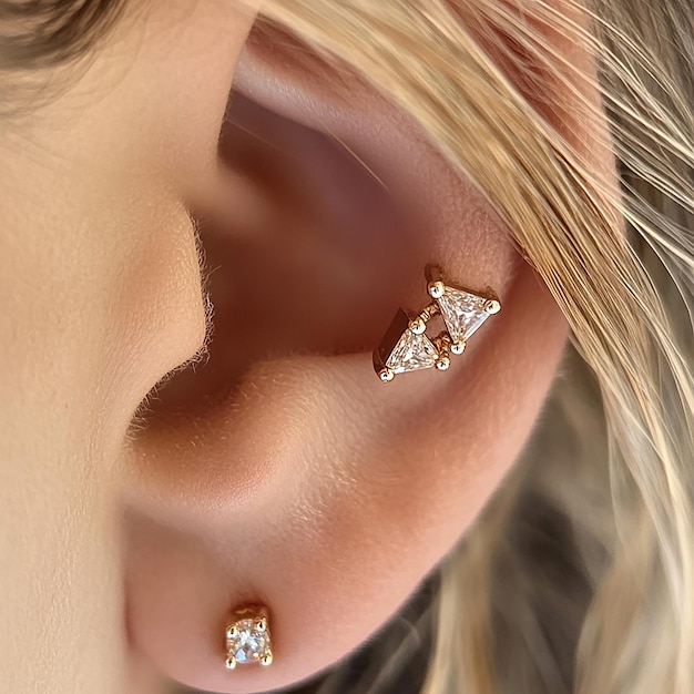 Photo a woman with an earring that has a diamond on it