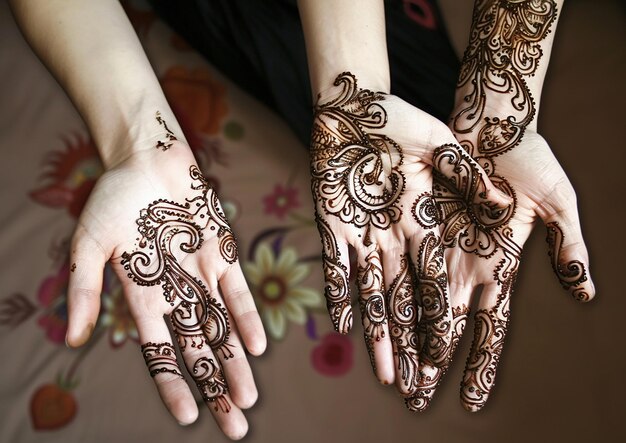 Photo a woman with henna tattoo on her hands