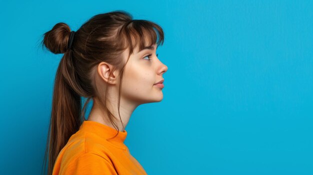 Photo a woman with long brown hair