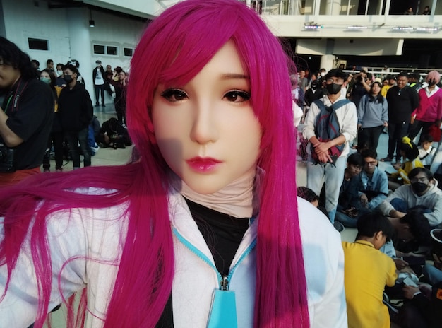 Photo a woman with pink hair and a blue tie is posing for a photo