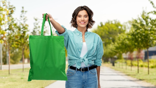 Photo woman with reusable canvas bag for food shopping