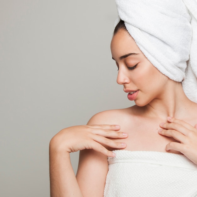 Photo woman with seductive pose after shower