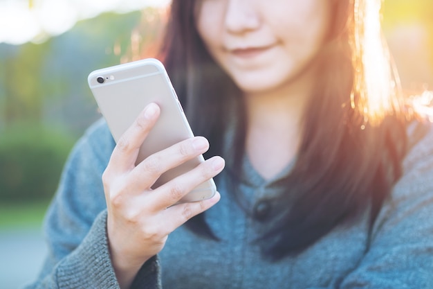 Woman with smart phone 