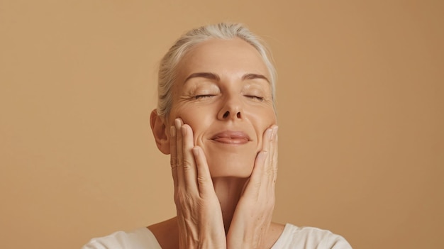 Photo a woman with white hair and a white shirt is smiling